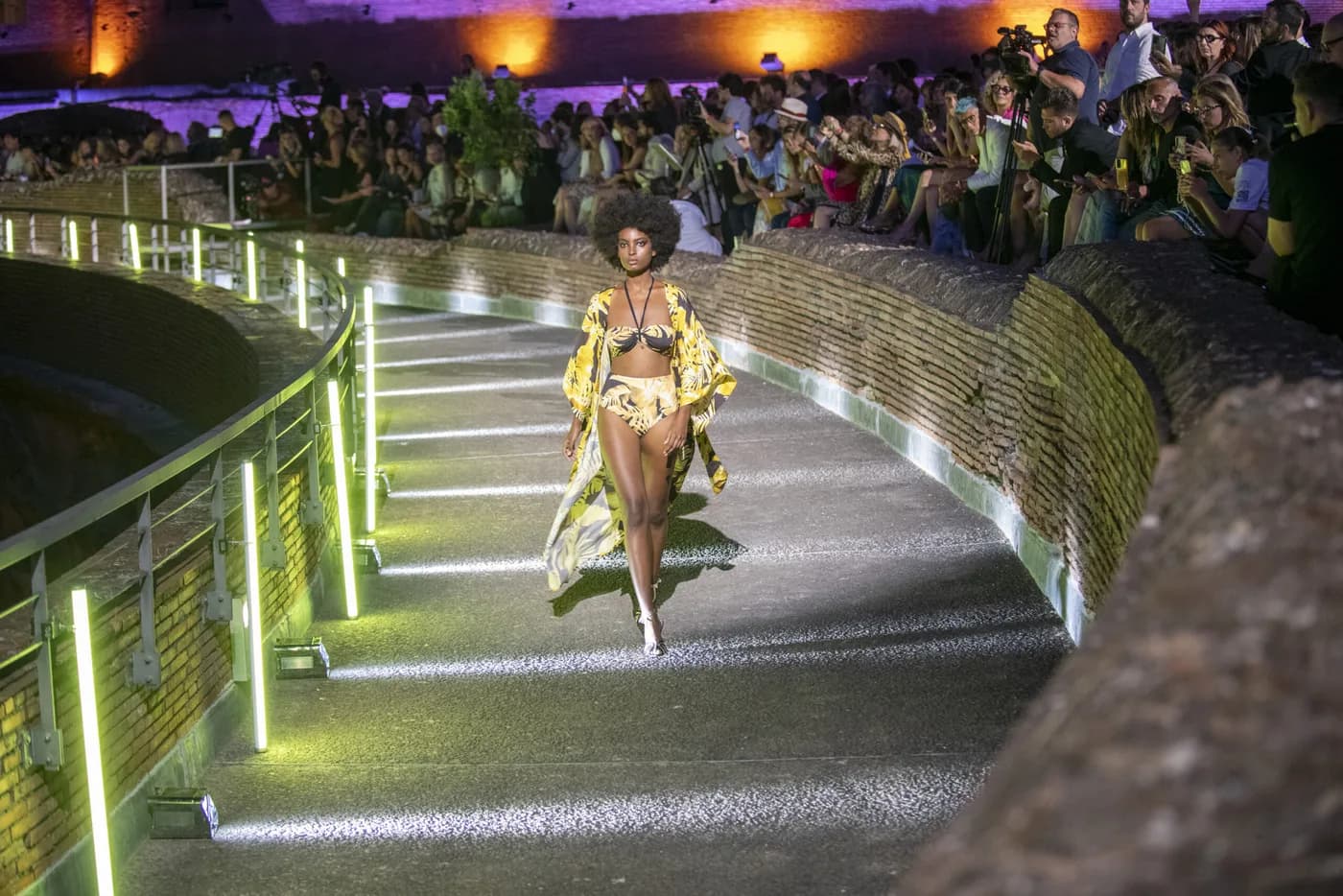 帝国广场 T 台上的 Narrated Fashion Show®